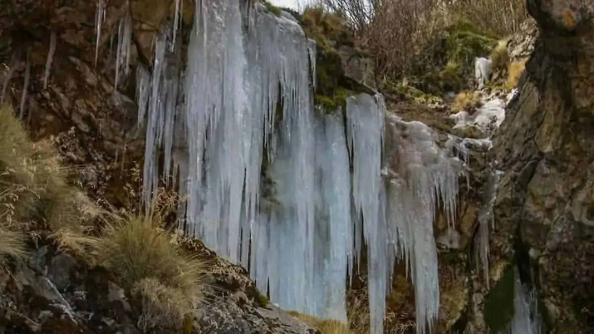 Cascadas congeladas del municipio de La Perla generan turismo nacional e internacional en la zona de las Altas Montañas Cascadas congeladas del municipio de La Perla generan turismo nacional e internacional en la zona de las Altas Montañas