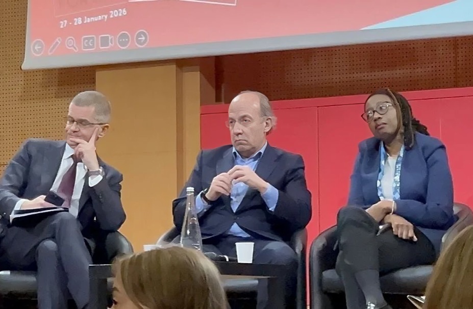 Estudiantes llaman “asesino” a Felipe Calderón durante foro en Francia