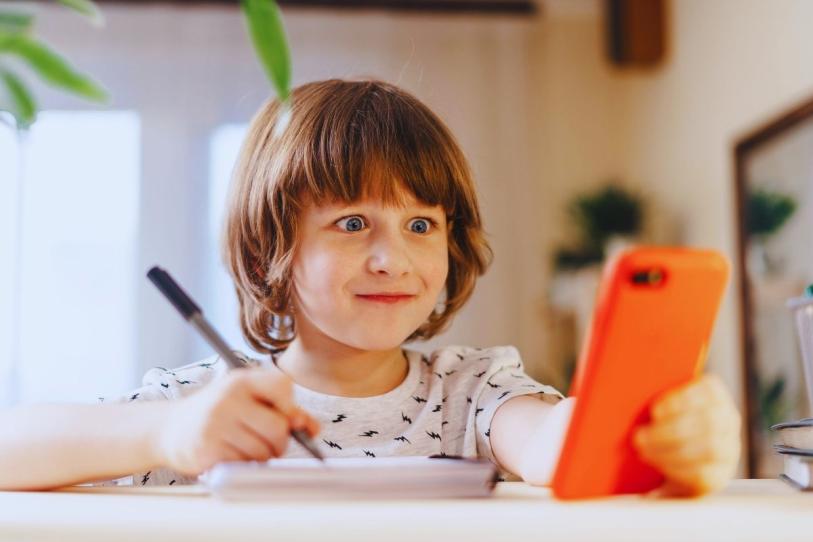 Niños que usan mucho el celular: todo lo que debes saber sobre la llamada demencia digital Niños que usan mucho el celular: todo lo que debes saber sobre la llamada demencia digital