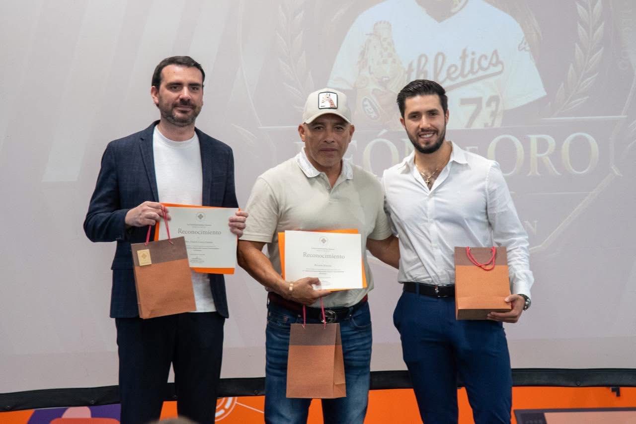 Ricardo Rincón, jefe de Deporte, recibe el ‘León de Oro’ por la Universidad Anáhuac Córdoba – Orizaba Ricardo Rincón, jefe de Deporte, recibe el ‘León de Oro’ por la Universidad Anáhuac Córdoba – Orizaba