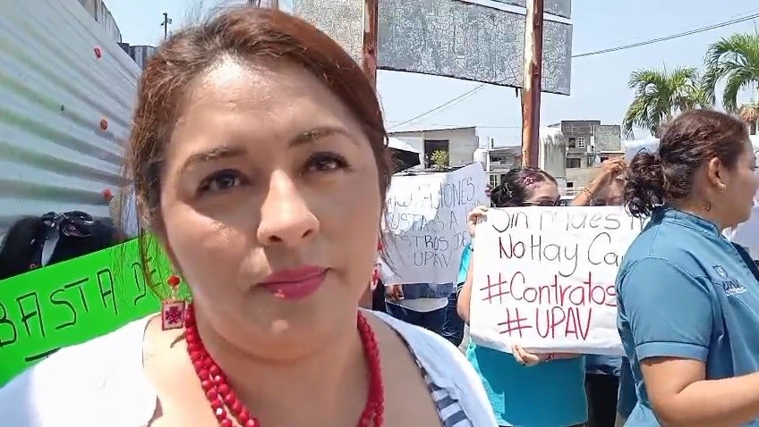 Estudiantes y maestros de la UPAV protestan por recorte salarial y adeudos en Coatzacoalcos Estudiantes y maestros de la UPAV protestan por recorte salarial y adeudos en Coatzacoalcos