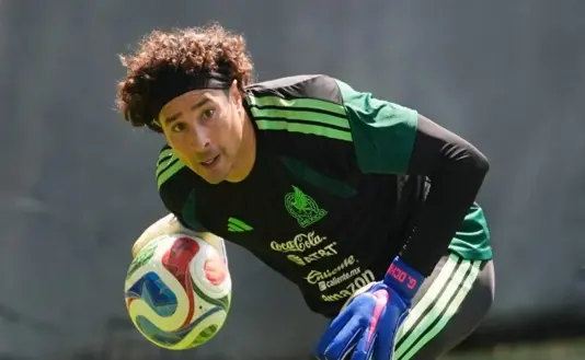 Guillermo Ochoa emociona a la afición en CDMX con gesto inolvidable hacia un niño que lo esperó por horas Guillermo Ochoa emociona a la afición en CDMX con gesto inolvidable hacia un niño que lo esperó por horas