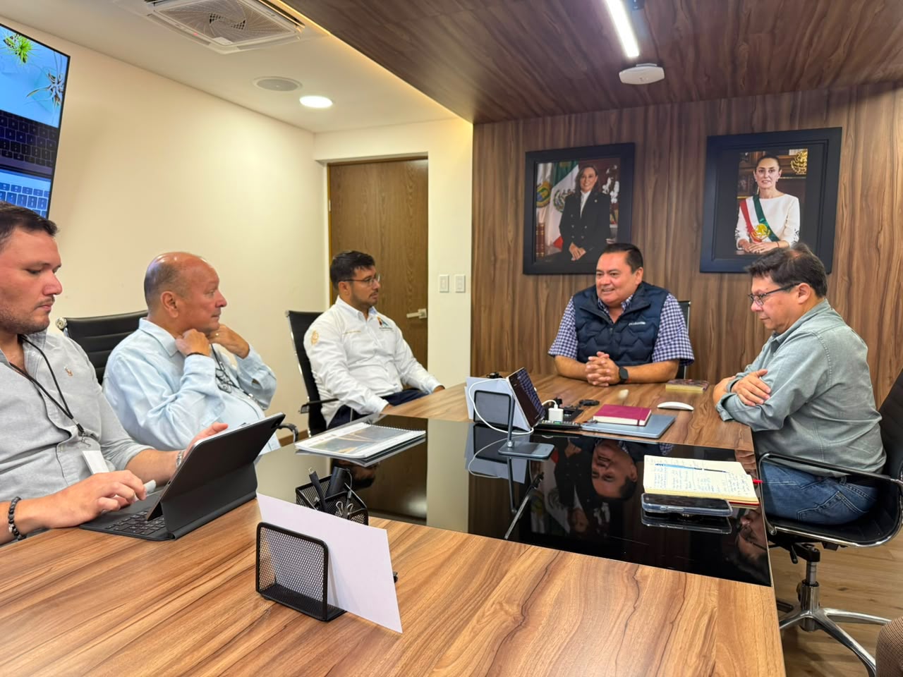 Presidente municipal de Alvarado se reúne con el secretario de la SIOP, Ing. Leonardo Cornejo Serrano Presidente municipal de Alvarado se reúne con el secretario de la SIOP, Ing. Leonardo Cornejo Serrano