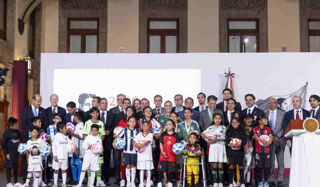 Presidenta Claudia Sheinbaum abandera a la Selección Nacional de México que participará en la Copa Mundial de la FIFA 2026