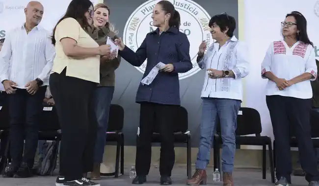 Presidenta inicia entrega de 36 mil tarjetas de mejoramiento de vivienda del Plan de Justicia para Trabajadores Agrícolas de San Quintín Presidenta inicia entrega de 36 mil tarjetas de mejoramiento de vivienda del Plan de Justicia para Trabajadores Agrícolas de San Quintín