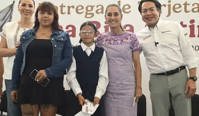 En Tijuana, Presidenta entrega tarjetas de la Beca Rita Cetina para uniformes y útiles; la recibirán 9 millones de estudiantes en el país En Tijuana, Presidenta entrega tarjetas de la Beca Rita Cetina para uniformes y útiles; la recibirán 9 millones de estudiantes en el país
