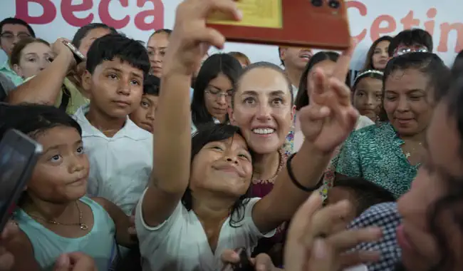 El objetivo es que las familias tengan lo indispensable para llevar a sus hijos a la escuela: Presidenta entrega Beca Rita Cetina en Chiapas