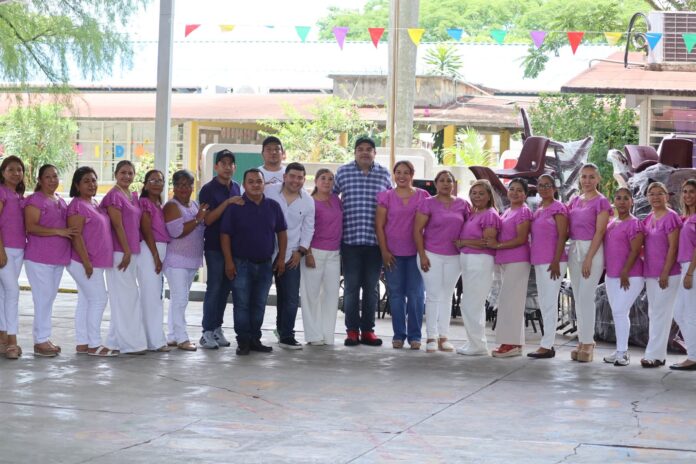 Roberto San Román entrega mobiliario escolar en Tantoyuca en coordinación con el gobierno estatal Roberto San Román entrega mobiliario escolar en Tantoyuca en coordinación con el gobierno estatal