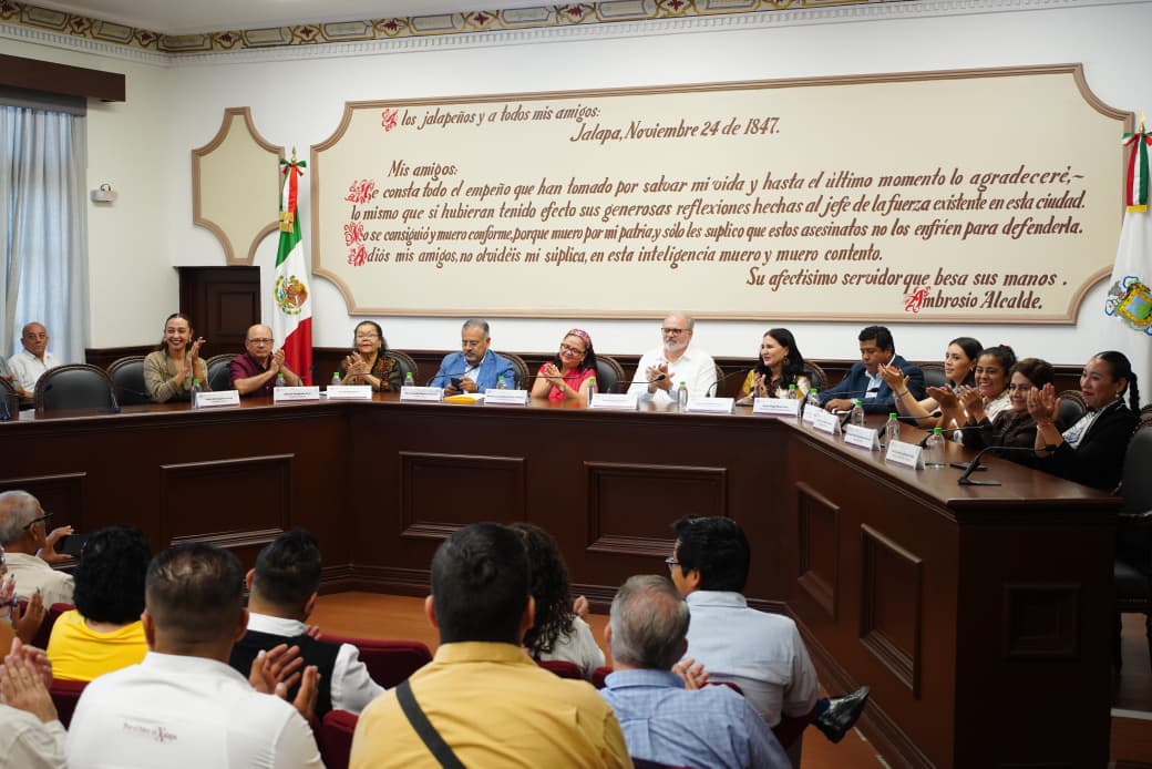 Refrenda Ayuntamiento de Xalapa la hermandad con el pueblo de Cuba Refrenda Ayuntamiento de Xalapa la hermandad con el pueblo de Cuba