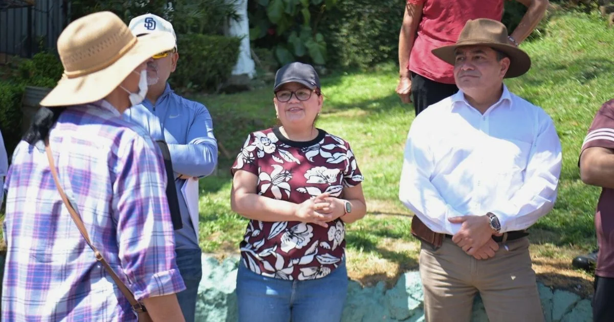 Daniela Griego atiende quejas por falta de agua tras protesta de vecinos en Xalapa. Daniela Griego atiende quejas por falta de agua tras protesta de vecinos en Xalapa.