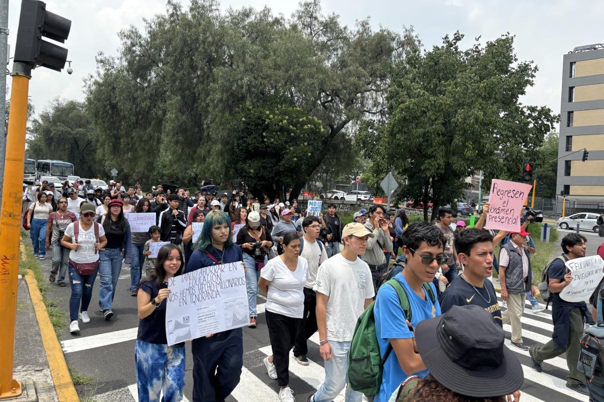 Aspirantes inconformes con examen de admisión de la UNAM marchan en CU Aspirantes inconformes con examen de admisión de la UNAM marchan en CU