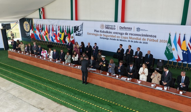 Cuando México trabaja unido, no hay desafío que no podamos enfrentar: Presidenta entrega reconocimientos a por Plan Kukulkán Cuando México trabaja unido, no hay desafío que no podamos enfrentar: Presidenta entrega reconocimientos a por Plan Kukulkán