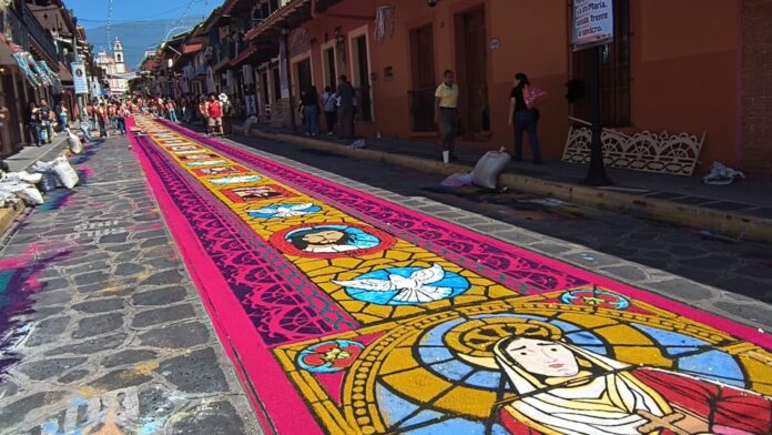 Elaboran monumental alfombra de aserrín en Xico por festejos de Santa María Magdalena Elaboran monumental alfombra de aserrín en Xico por festejos de Santa María Magdalena