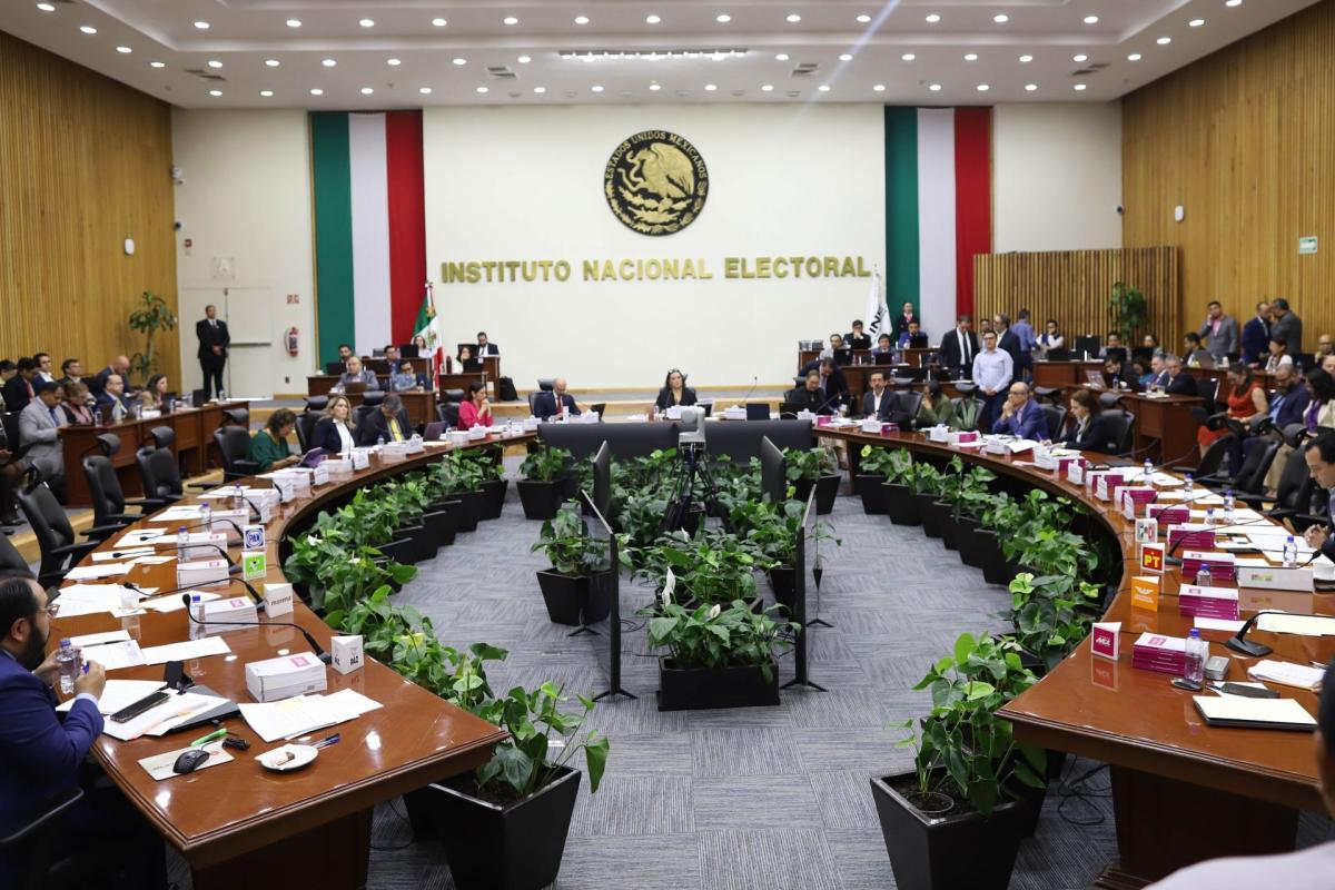 Designan a consejeros del INE para la nueva comisión que revisará candidaturas Designan a consejeros del INE para la nueva comisión que revisará candidaturas