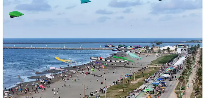 Papalotes gigantes llenan de color el cielo de Coatzacoalcos en el Festival del Mar Papalotes gigantes llenan de color el cielo de Coatzacoalcos en el Festival del Mar