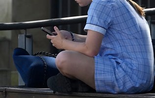 A finales de agosto, reglas en escuelas sobre uso de celulares y redes sociales: Sheinbaum A finales de agosto, reglas en escuelas sobre uso de celulares y redes sociales: Sheinbaum