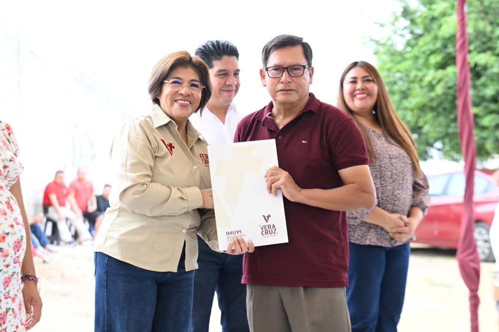Garantiza Rosa María patrimonio de familias en colonias de Veracruz con entrega de escrituras Garantiza Rosa María patrimonio de familias en colonias de Veracruz con entrega de escrituras