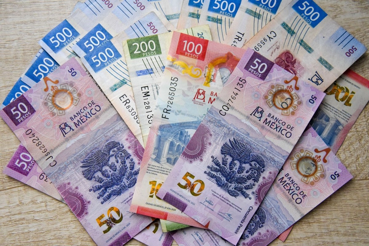 Cierra el peso abajo de 17 por dólar por primera vez en 2 años