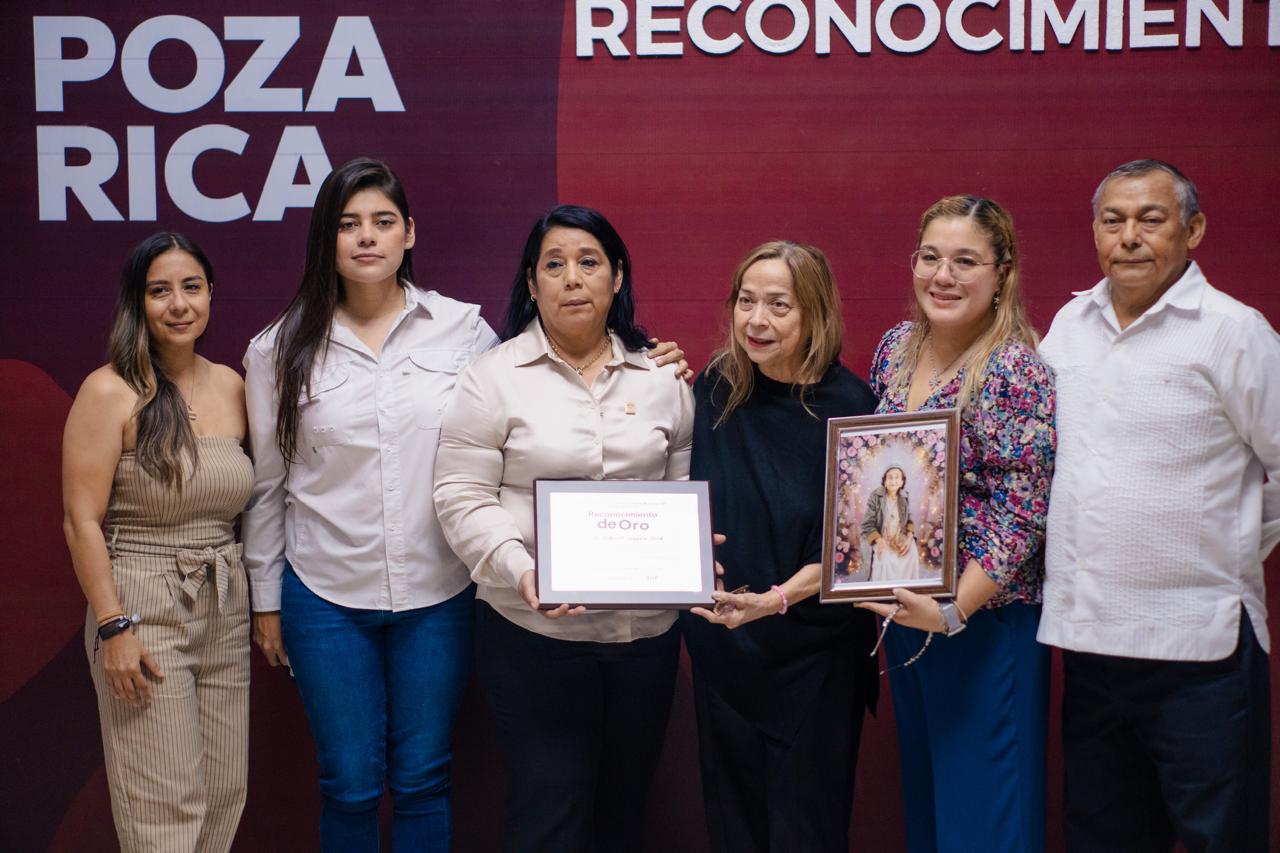 UN HOMENAJE A LAS Y LOS PIONEROS DE POZA RICA “RECONOCIMIENTO DE ORO”, POR PARTE DEL SISTEMA DIF MUNICIPAL Y EL GOBIERNO DE POZA RICA UN HOMENAJE A LAS Y LOS PIONEROS DE POZA RICA “RECONOCIMIENTO DE ORO”, POR PARTE DEL SISTEMA DIF MUNICIPAL Y EL GOBIERNO DE POZA RICA