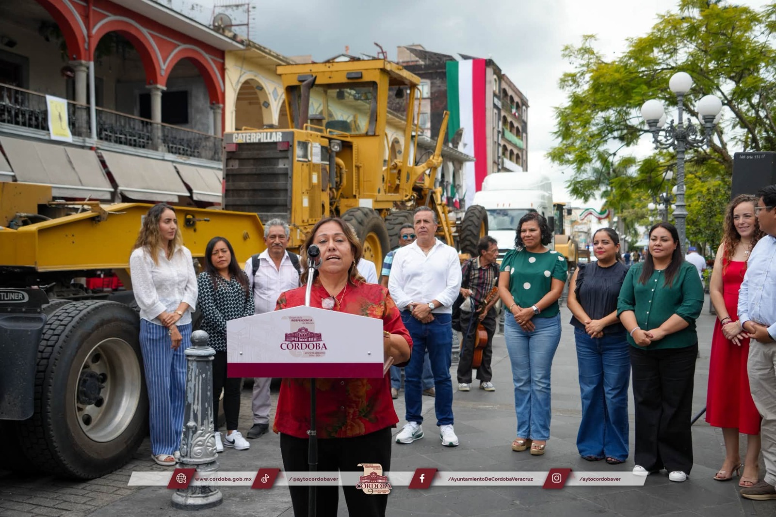 Da Ayuntamiento de Córdoba banderazo a maquinaria de la SIOP para rehabilitación de caminos rurales Da Ayuntamiento de Córdoba banderazo a maquinaria de la SIOP para rehabilitación de caminos rurales
