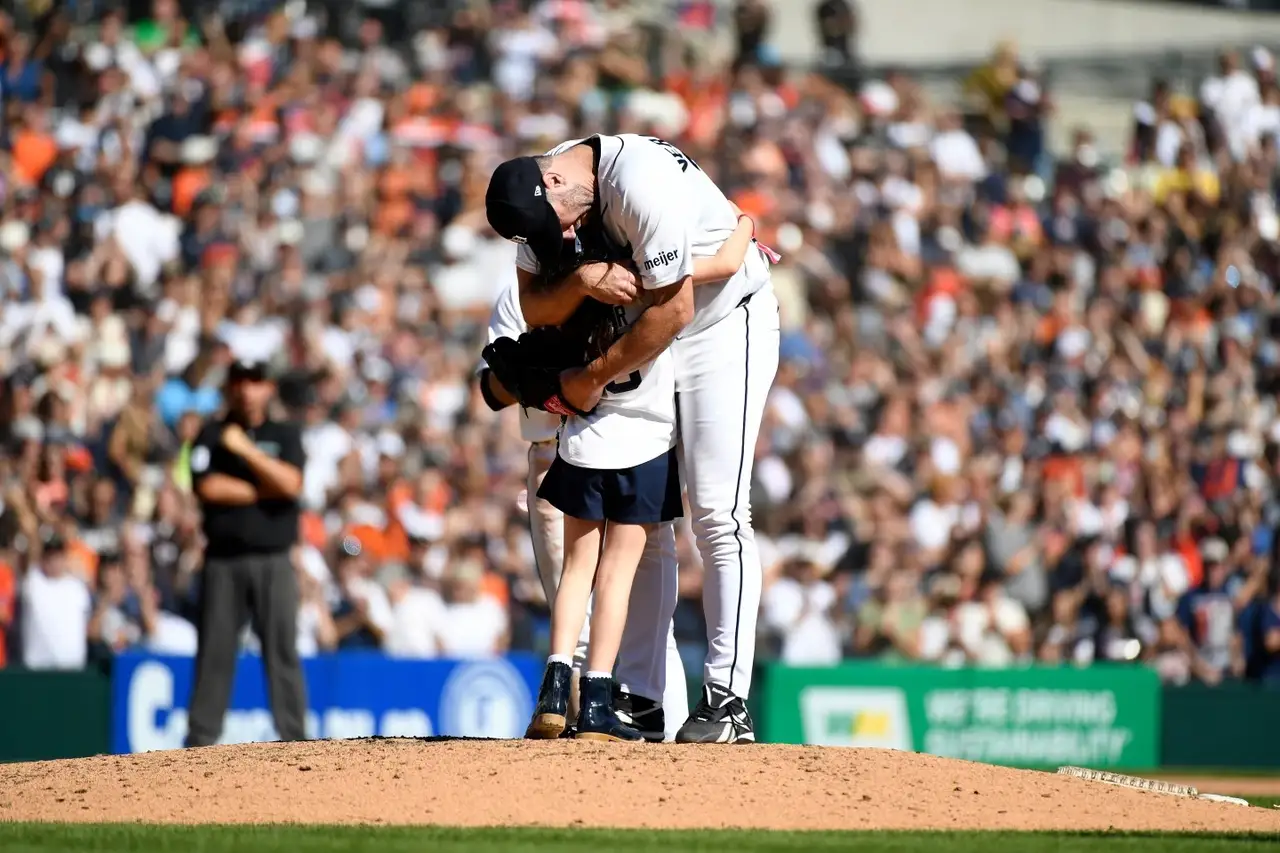 Entre lágrimas y junto a su hija, Justin Verlander pone fin a 21 temporadas en Grandes Ligas Entre lágrimas y junto a su hija, Justin Verlander pone fin a 21 temporadas en Grandes Ligas