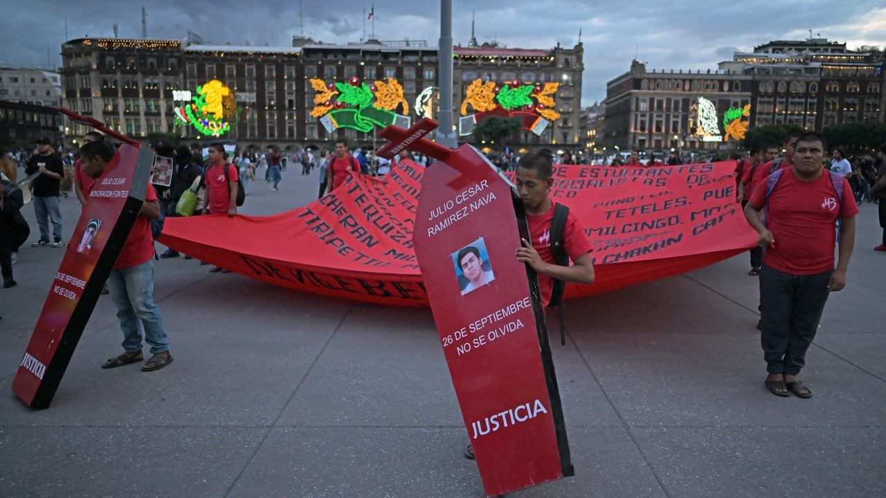 Miles marchan en México para exigir respuestas al caso Ayotzinapa 12 años después Miles marchan en México para exigir respuestas al caso Ayotzinapa 12 años después