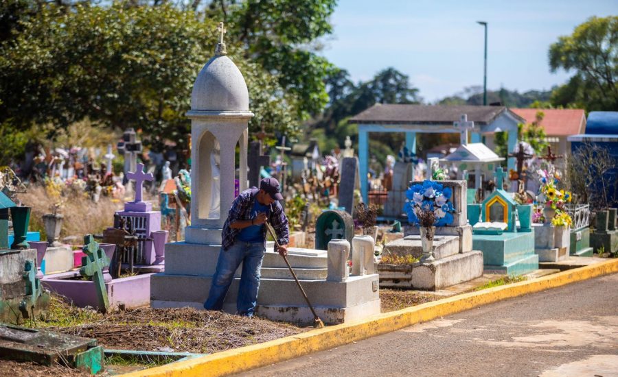 Xalapa prepara sus panteones para recibir hasta 45 mil visitantes por el Día de Muertos