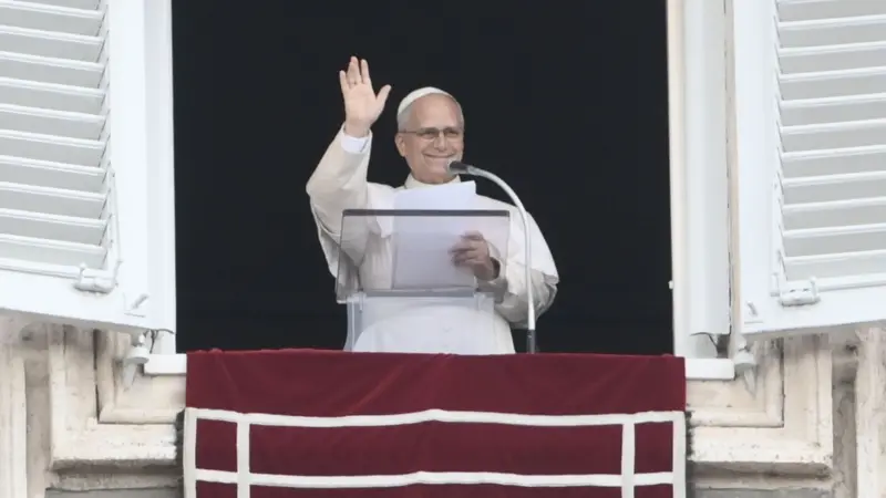 El papa León XIV hace su primera aparición pública tras ser operado por un cáncer de pulmón y “no hay motivos clínicos” que impidan su viaje a Sudamérica El papa León XIV hace su primera aparición pública tras ser operado por un cáncer de pulmón y “no hay motivos clínicos” que impidan su viaje a Sudamérica