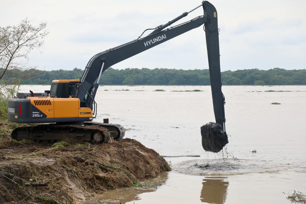 Atención inmediata y desazolve reducen niveles de agua en zonas inundadas de Nanchital Atención inmediata y desazolve reducen niveles de agua en zonas inundadas de Nanchital