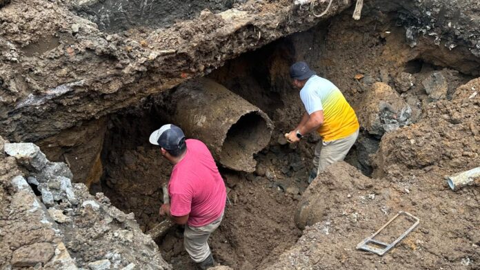 Restablece la CMAS el abasto de agua en colonias tras reparar línea de conducción Restablece la CMAS el abasto de agua en colonias tras reparar línea de conducción
